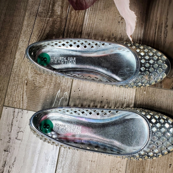 NWT Kenneth Cole Reaction Silver Metallic Sparkle Lattice Ballet Flats Women's - Picture 15 of 15